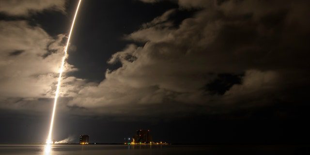 United Launch Alliance'ın Lucy uzay aracıyla birlikte Atlas V roketi, Florida'daki Cape Canaveral Uzay Kuvvetleri İstasyonunda 16 Ekim 2021 Cumartesi günü Space Launch Complex 41'den havalanırken bu 2 dakikalık 30 saniyelik pozlama görüntüsünde gösterilmektedir. 