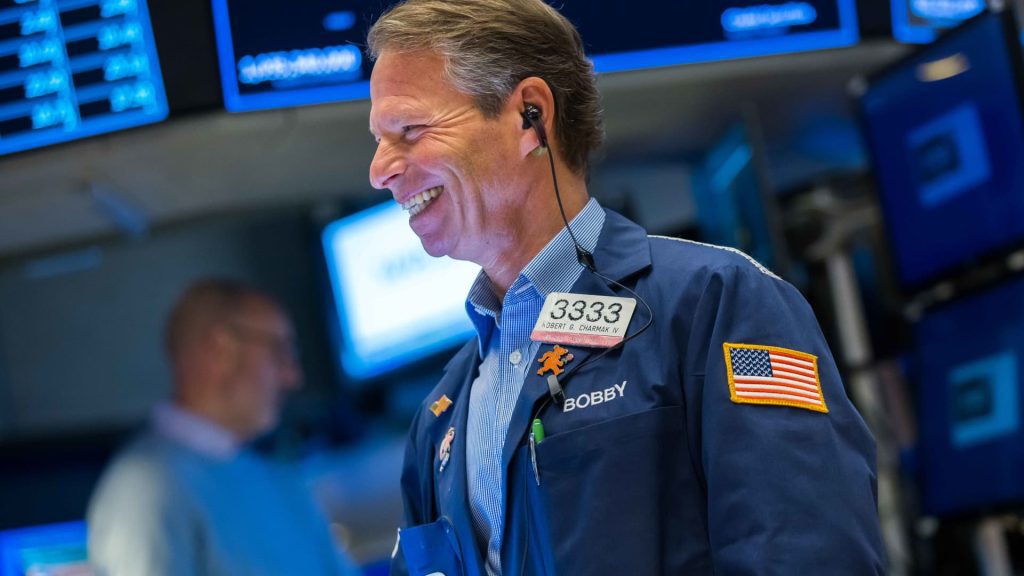 Wall Street geçen haftaki ralliye eklemeye çalışırken Dow 400 puandan fazla yükseldi