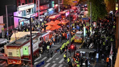 30 Ekim 2022'de Seul'deki popüler gece hayatı bölgesi Itaewon'da kalabalıklar görülüyor.