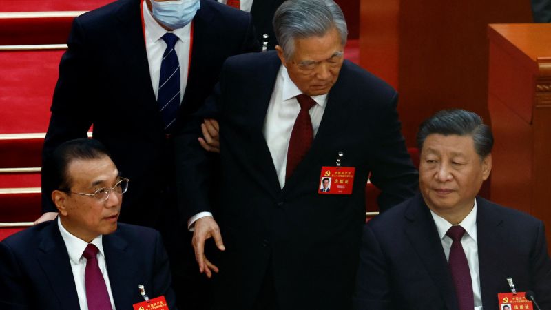 Hu Jintao: Eski Çin lideri beklenmedik bir şekilde Parti Kongresi'nden çıktı