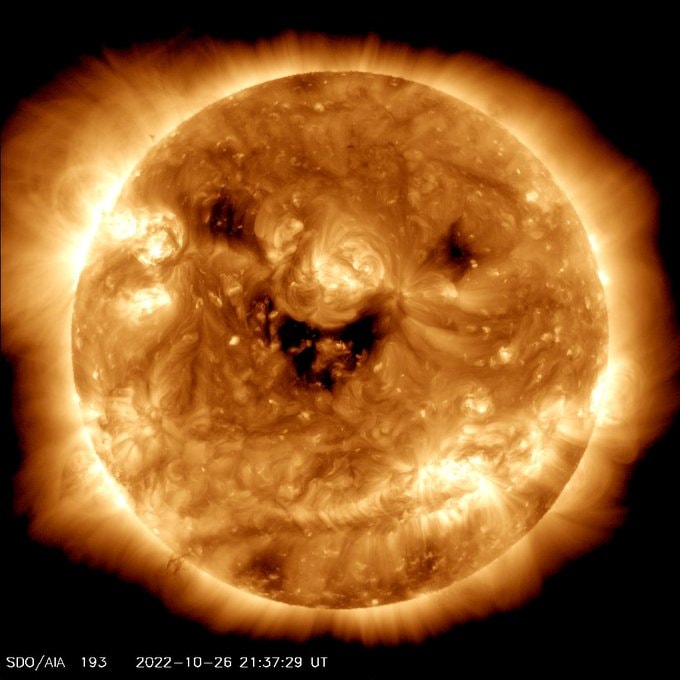 NASA, "gülümseyen" güneşin fotoğrafını çekiyor.  Göründüğü kadar sevimli değil.