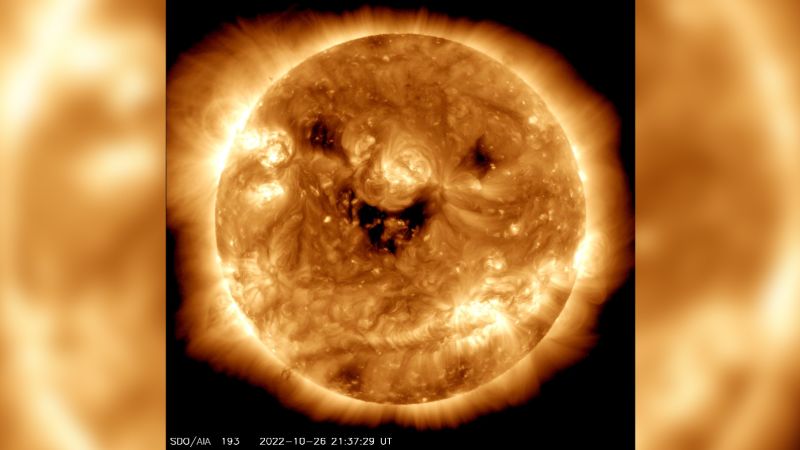 NASA, güneşin 'gülümsediği' garip bir fotoğraf çekti