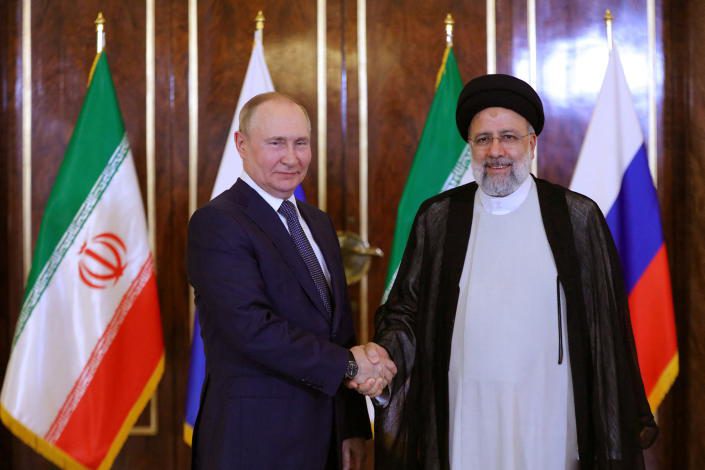 Rusya Devlet Başkanı Vladimir Putin ve İran Devlet Başkanı Ebrahim Raisi, İran'ın Tahran kentinde el sıkıştı.