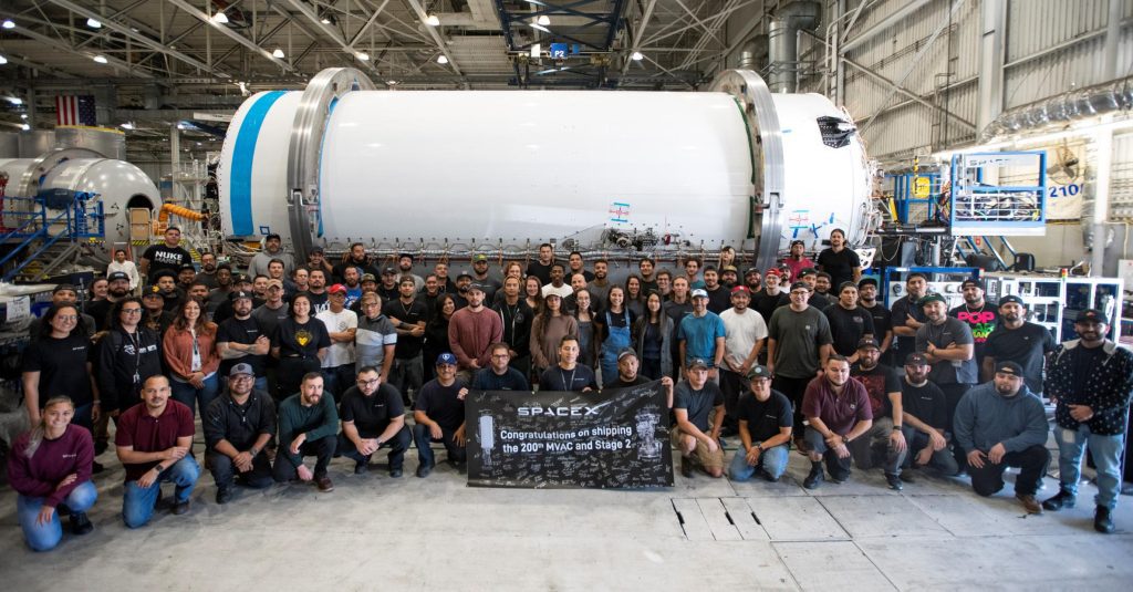 SpaceX, Falcon Faz II'sinin ikinci aşamasını gönderiyor ve güçlendirici yeniden kullanımının diğer tarafını vurguluyor