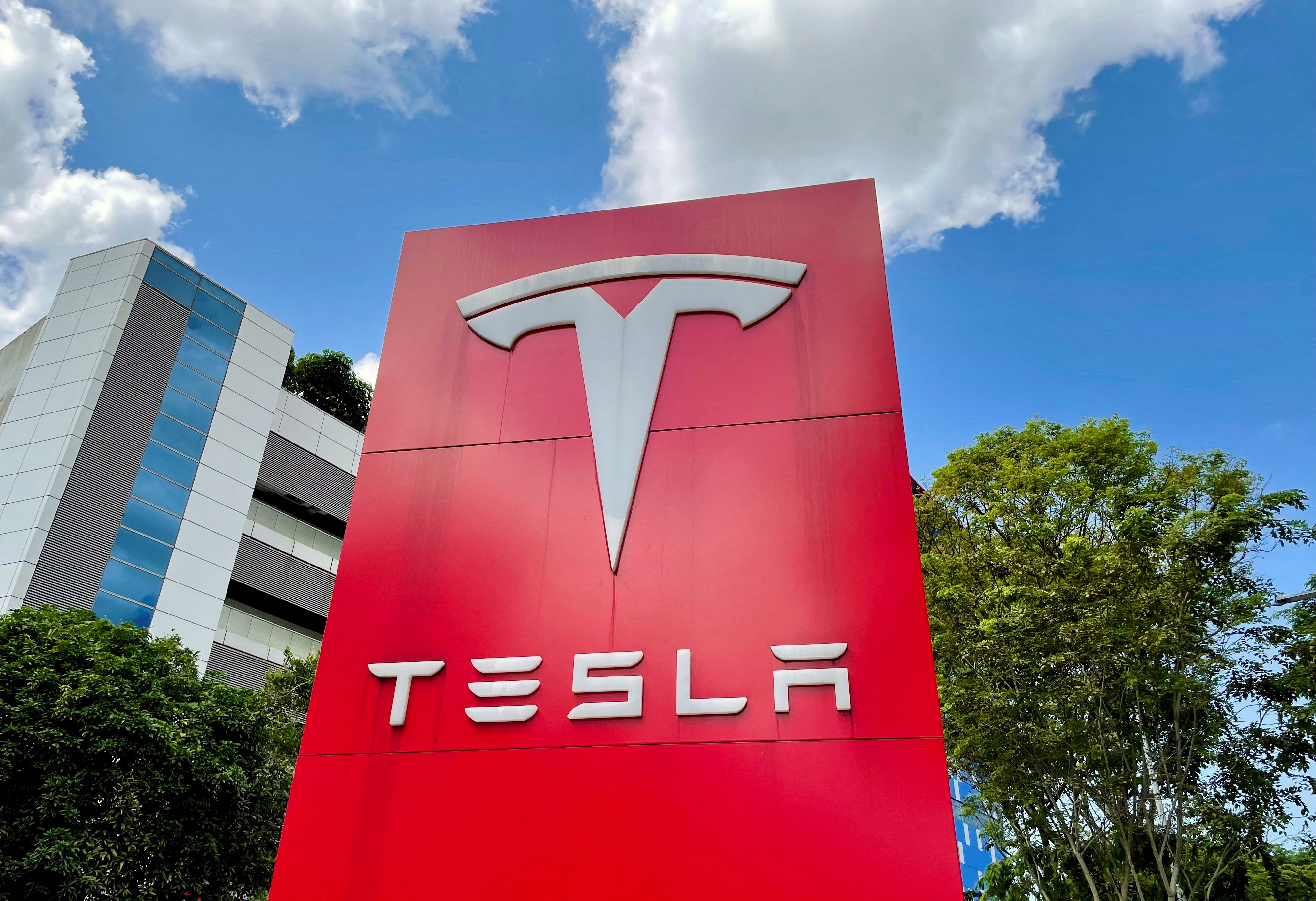 Singapur'daki bir Tesla servis merkezinin görünümü