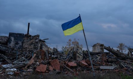 Ukrayna bayrağı, Kharkiv bölgesindeki Kamyanka'da Ukraynalı ve Rus işgal güçleri arasındaki çatışmalar sırasında yıkılan binaların kalıntıları üzerinde dalgalanıyor.