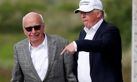 Donald Trump ve Rupert Murdoch, 2016 yılında İskoçya'nın Aberdeen kentindeki Trump International Golf Links'te.