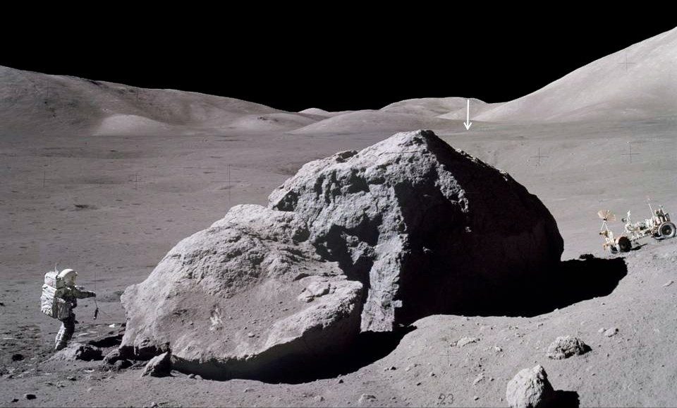 Ay'daki en uzun ömürlü program olan Apollo 17'nin yüzey süresi üç gün, iki saat ve elli dokuz dakikaydı.  Görüntü, Apollo 17 uzay aracından Jack Schmidt'i devasa bir kayanın doğu tarafını gözlemledikten ve örnekledikten sonra ay modülüne doğru geri taşıyan bir akrebi gösteriyor.  Uzaktaki dikey ok, yaklaşık 3,1 km uzaklıkta bulunan Ay Modülü Challenger'ı gösterir.