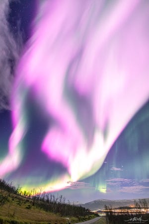 Nadir pembe aurora borealis, Dünya'nın manyetosferindeki bir çatlak, güneş rüzgarının Dünya atmosferinin derinliklerine nüfuz etmesine izin verdikten sonra, Norveç'teki gökyüzünü geçici olarak doldurdu.