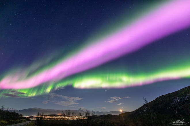 Nadir pembe aurora borealis, Dünya'nın manyetosferindeki bir çatlak, güneş rüzgarının Dünya atmosferinin derinliklerine nüfuz etmesine izin verdikten sonra, Norveç'teki gökyüzünü geçici olarak doldurdu.