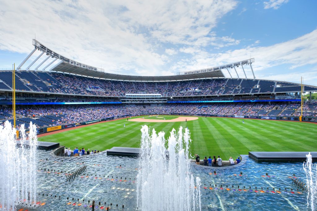 Yeni stadyum, Kauffman Stadyumu'nda öğleden sonraki maç sırasında resmedilene benzer, sarkık ve açık bir su çeşmesine sahiptir.