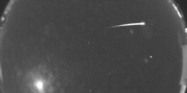 17 Kasım GMT saatiyle 1:45'te, NASA'nın New Mexico Eyalet Üniversitesi'ndeki Tüm Gökyüzü Kamerası, gökyüzünde hızla ilerleyen Leonid göktaşlarının bu görüntüsünü yakaladı.