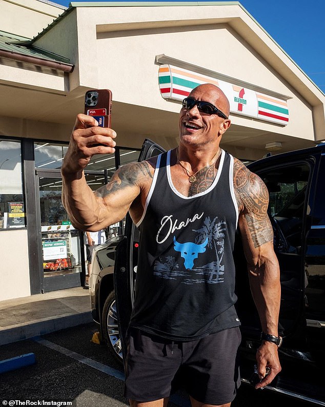 EN SON: 50 yaşındaki Dwayne Johnson, Pazartesi günü Instagram'da gençken hırsızlık yaptığı Hawaii'deki 7-Eleven mağazasına yaptığı ziyareti belgelemek için Instagram'a gitti.
