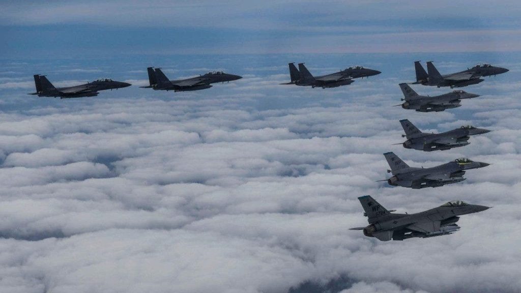 Çin ve Rus savaş uçakları hava savunma bölgesine girerken Güney Kore uçakları itip kakıyor