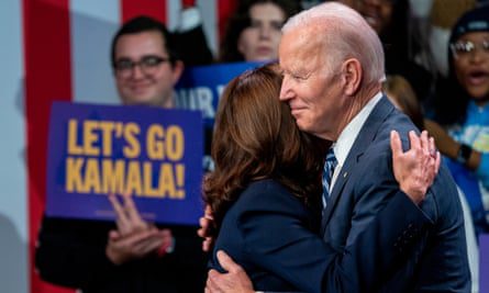 Joe Biden ve Başkan Yardımcısı Kamala Harris, Perşembe günü Washington'da seçim sonrası Demokratik bir etkinlikte kucaklaştı.