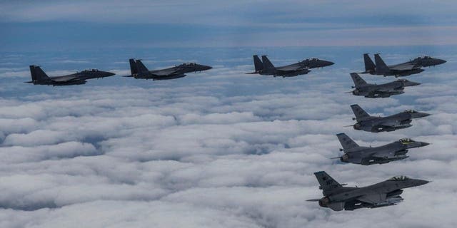 DOSYA - Güney Kore Savunma Bakanlığı tarafından sağlanan bu fotoğrafta, Güney Kore Hava Kuvvetleri F15K savaş uçakları ve ABD Hava Kuvvetleri F-16 savaş uçakları, 4 Ekim'de Güney Kore'de açıklanmayan bir yerde ortak bir tatbikat sırasında düzen içinde uçuyorlar. 2022. 