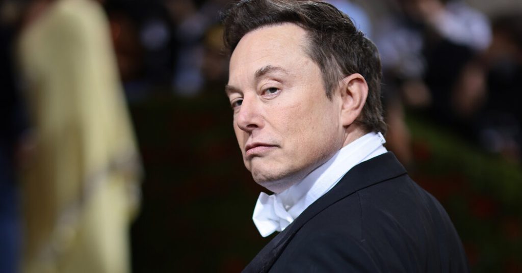 Elon Musk bazı işçileri kalmaya ikna etmeye çalışırken istifalar Twitter'ı kızdırdı