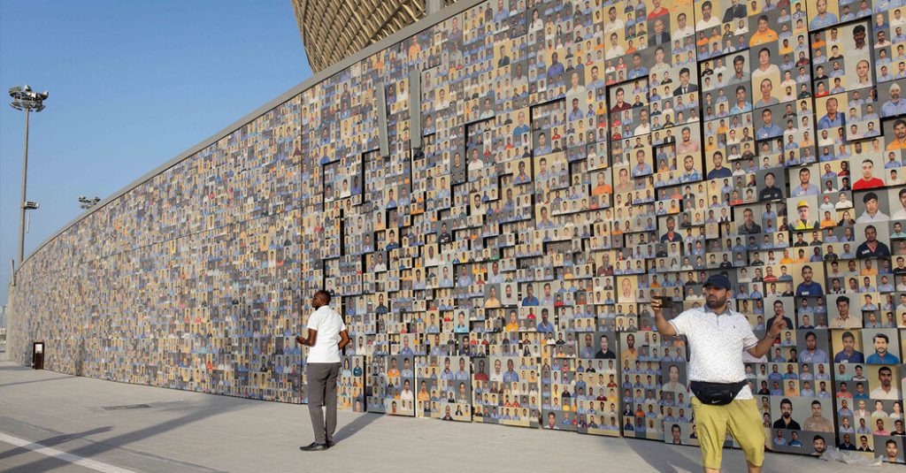 Göçmen işçiler tarafından kutlanan Dünya Kupası stadyum duvar resmi.  Oyunlar başlayınca bitti.