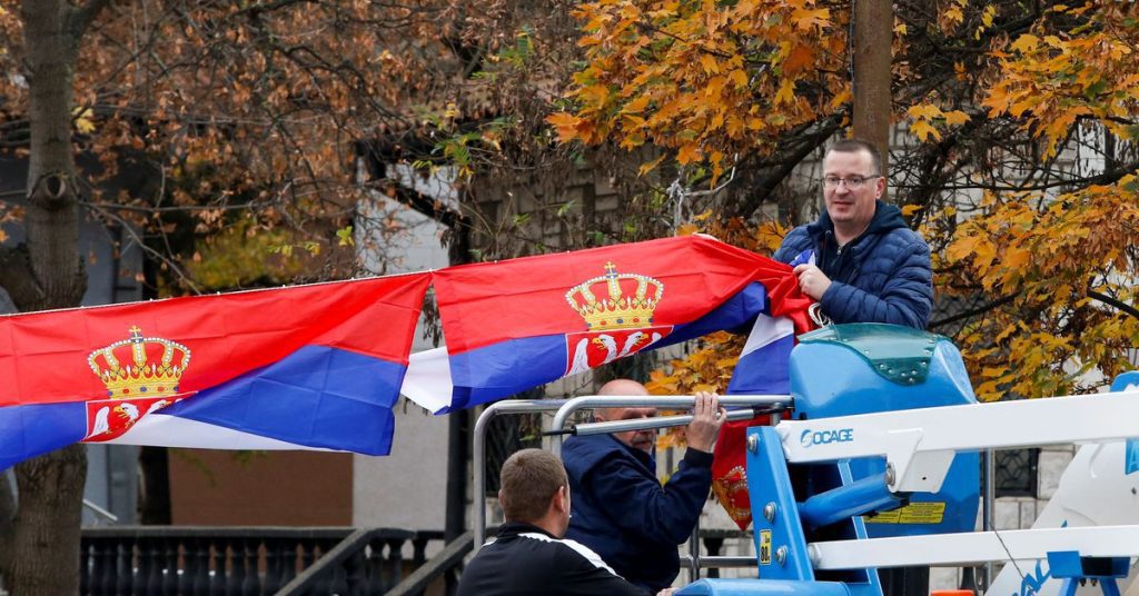 Kuzey Kosovalı Sırplar plakayı protesto etmek için devlet işlerini bıraktı