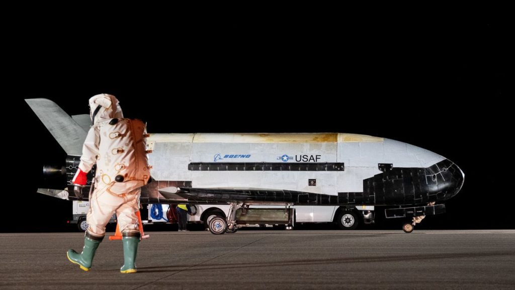 Space Force X-37B eve dönerken sonik patlama Florida’yı parçalıyor