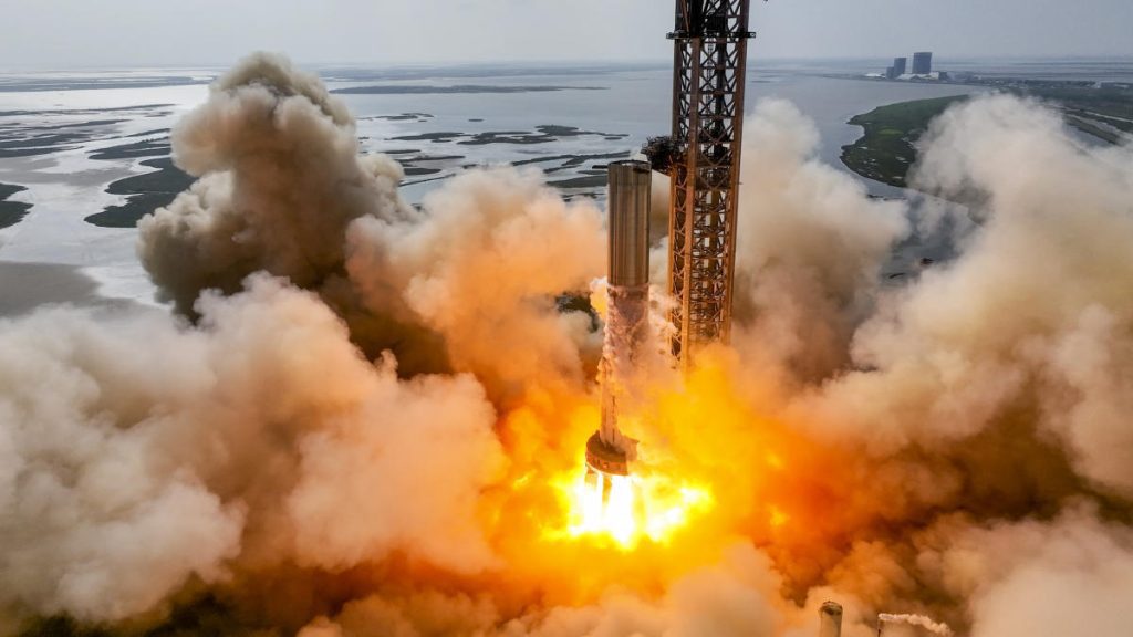 SpaceX, şimdiye kadarki en büyük roketi fırlatmada NASA'yı yenmeyi planlıyor