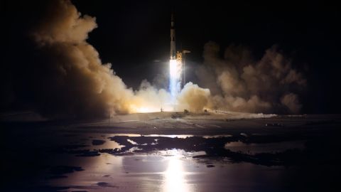 163 fit uzunluğundaki Satürn V roketi Florida'daki Kennedy Uzay Merkezi'nde 7 Aralık 1972'de ET ile 12:33'te sergileniyor. Apollo 17, NASA'nın Apollo programındaki son aya iniş göreviydi. 