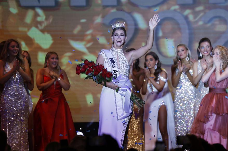 Miss Wisconsin 2022 Grace Stanek, yeni Miss America 2023 tacını giydikten sonra tepki gösterdi