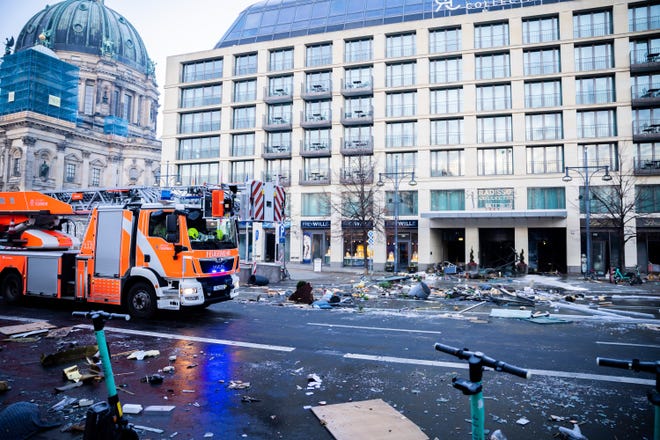 16 Aralık 2022 Cuma, Almanya, Berlin'in merkezindeki Seal Life Akvaryumu'nda büyük bir akvaryum patladıktan sonra sokaktaki enkaz. (Christoph Soeder/dpa via AP)
