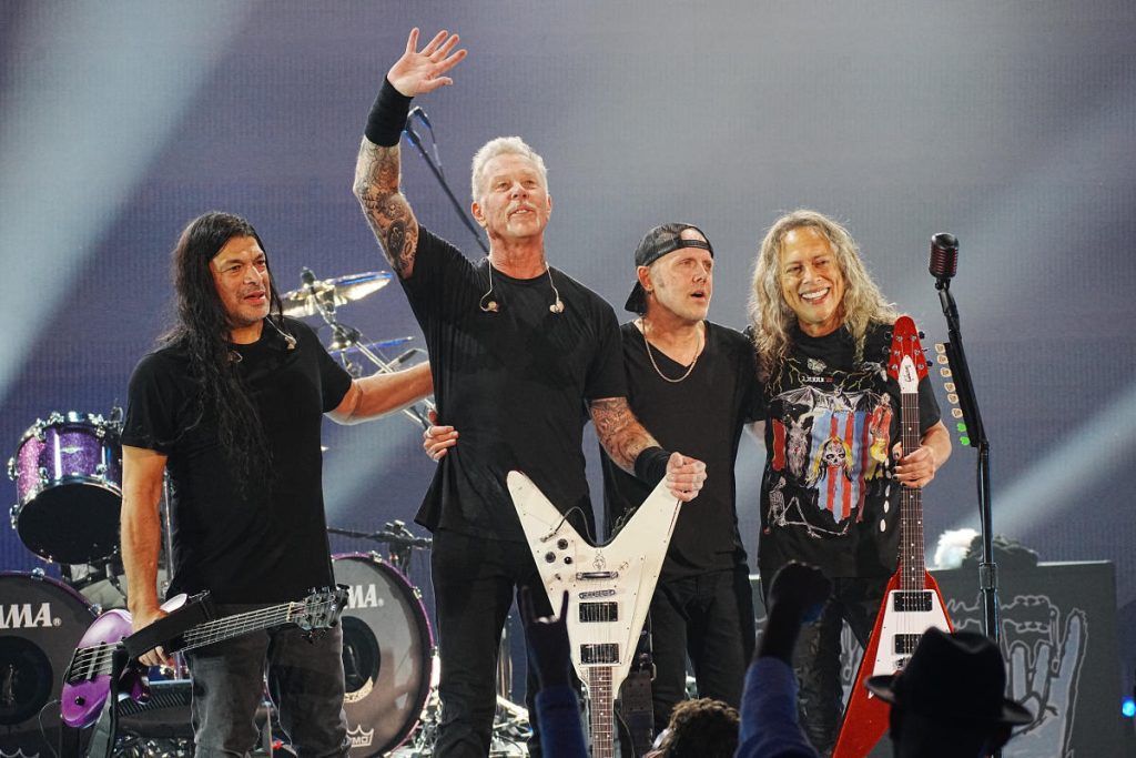 Metallica davayı kaybettikten sonra sahneye geri döndü ve Helping Hands fayda şovunda zafer kazandı