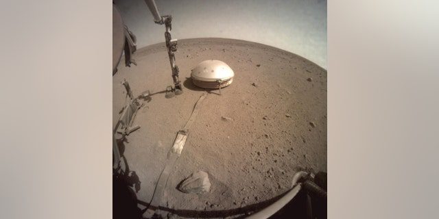 NASA'nın Insight iniş aracındaki kubbeli sismometre, Mars'taki en büyük depremi ölçtü.