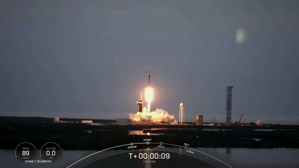 Bir SpaceX Falcon 9 roketi, bir Starlink uydusunu başarıyla fırlattı