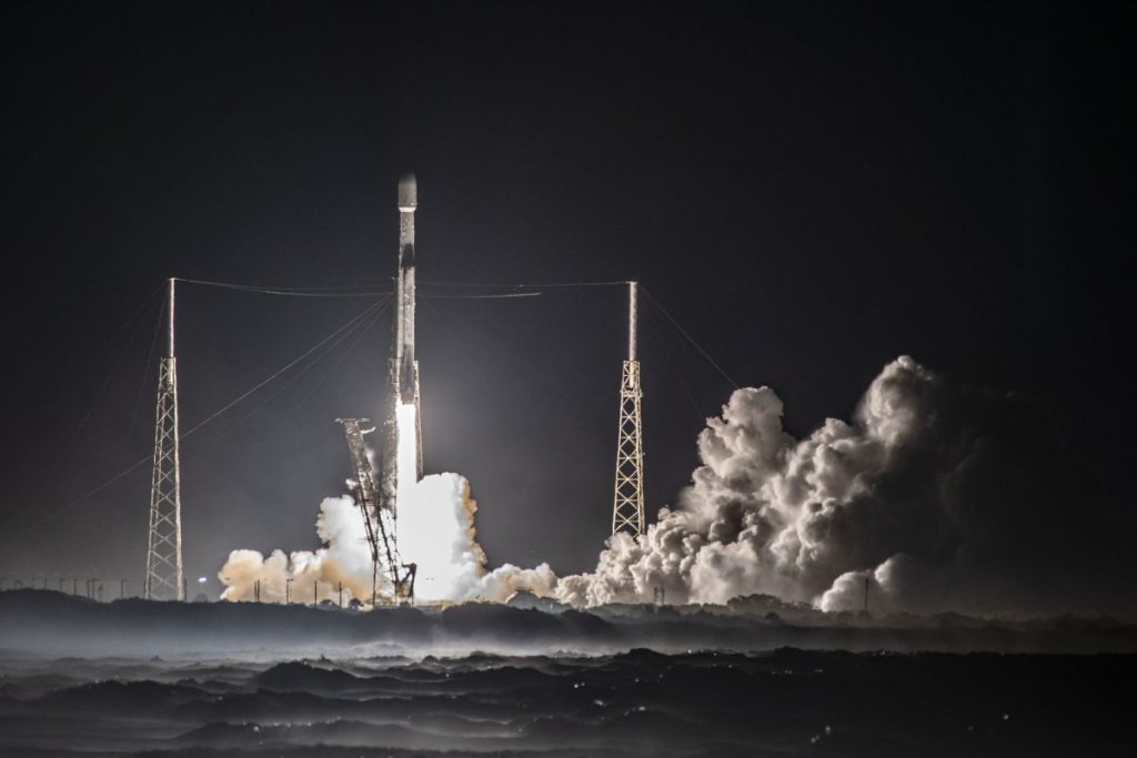 Bugün bir SpaceX roketinin 2 iletişim uydusunu yörüngeye fırlatışını izleyin (16 Aralık)