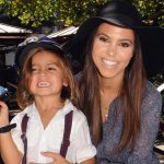 LOS ANGELES, CA - 15 EYLÜL: Kourtney Kardashian (sağda) ve oğlu Mason katılıyor "Thomas ve Arkadaşları: Demiryolunun Kralı" Mavi Halı Prömiyeri 15 Eylül 2013'te Los Angeles, California'da The Grove'da.