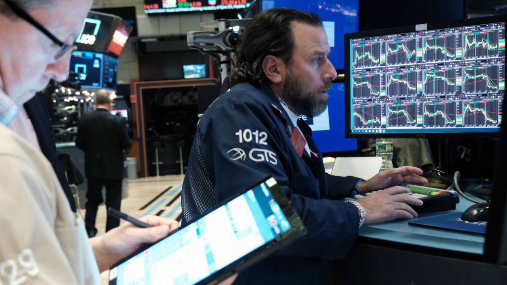 Wall Street'te durgunluk korkuları devam ederken Dow 200 puan düşüşle açıldı