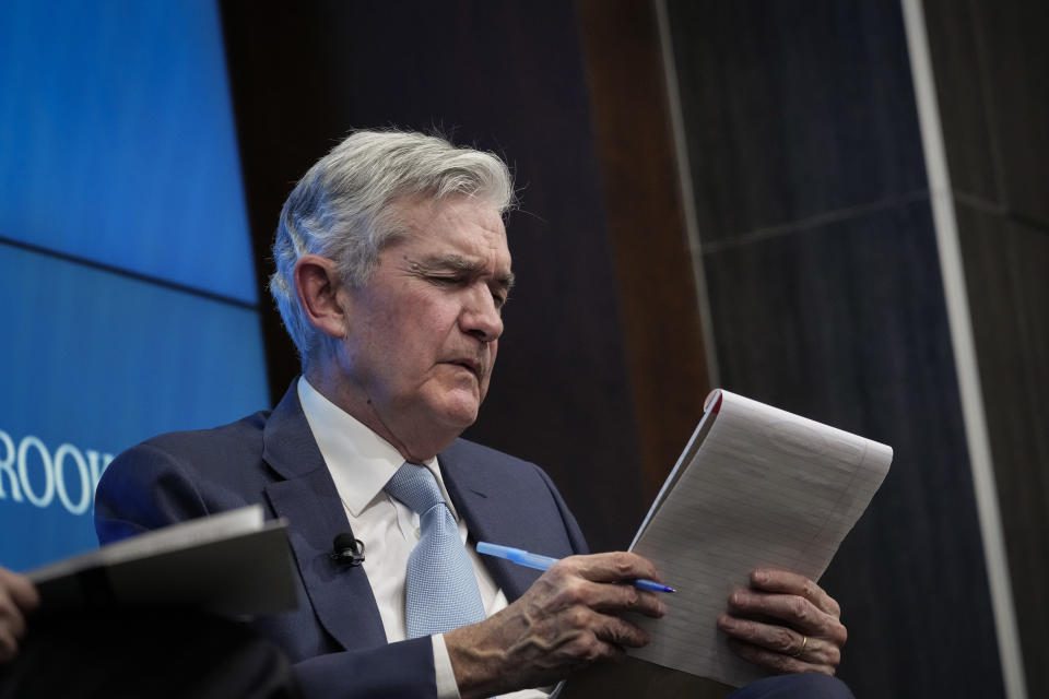 WASHINGTON, DC - 30 KASIM: ABD Merkez Bankası Başkanı Jerome Powell, 30 Kasım 2022'de Washington, DC'de Brookings Enstitüsü'nde konuşurken notlara bakıyor.  Powell ekonomik görünüm, enflasyon ve işgücü piyasasını ele aldı.  (Fotoğraf: Drew Angerer/Getty Images)